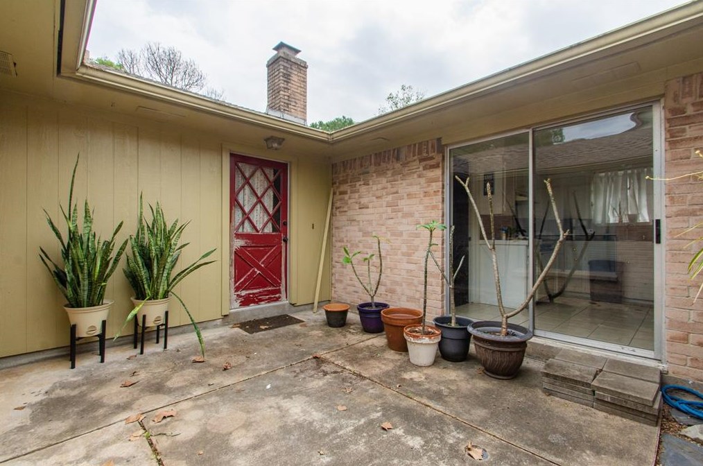 711 Charidges Dr, Houston TX  77034-5313 exterior