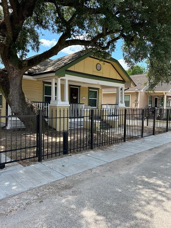 1313 Oleander St, Houston, TX 77009