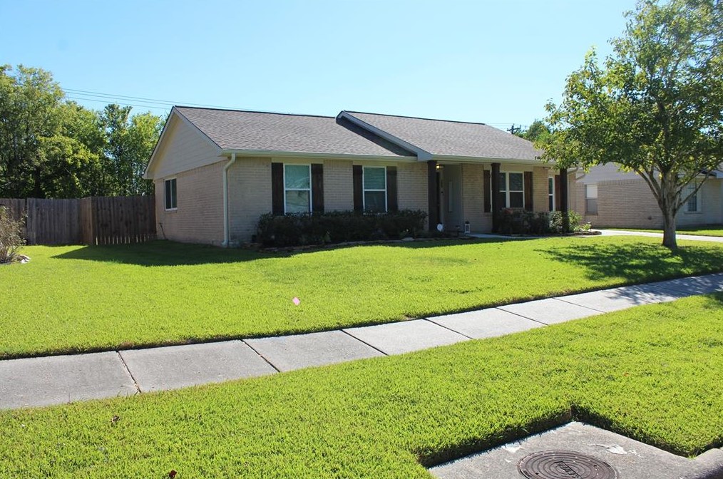702 Dixie Dr, League City, TX 77573