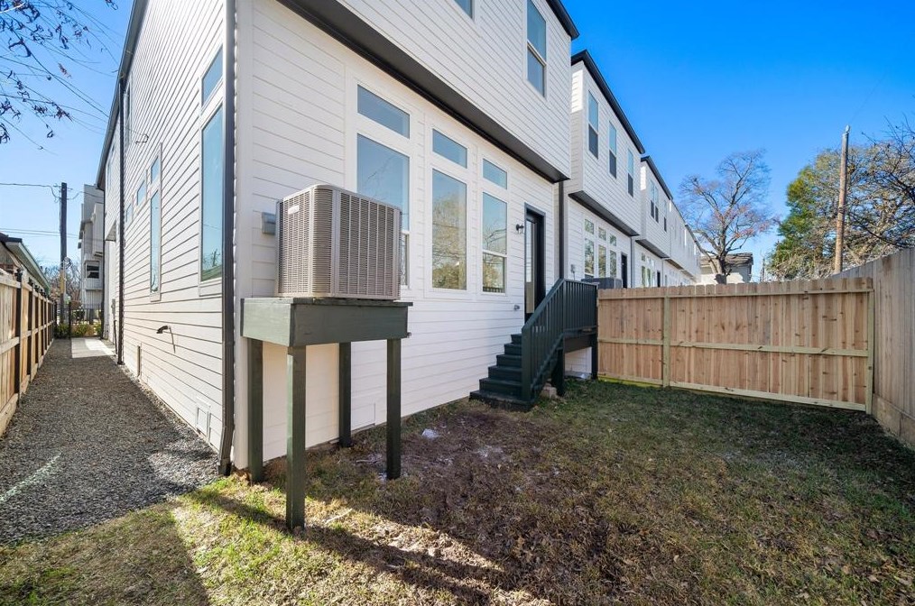 5012 Darling St, Houston TX  77007-1831 exterior