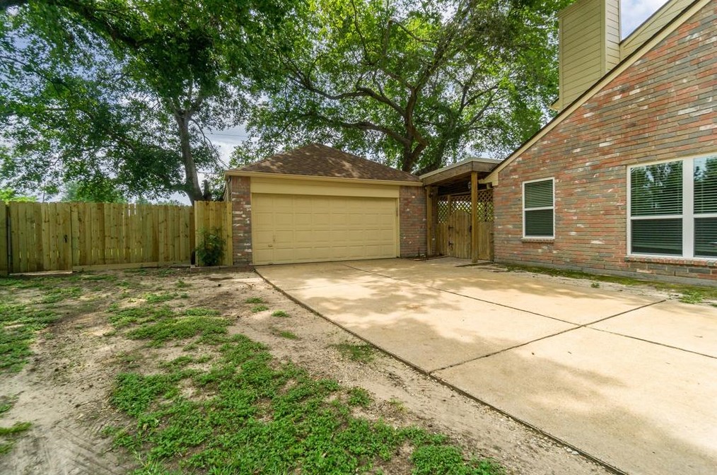 8934 Crazy Horse Trl, Houston TX  77064-7150 exterior