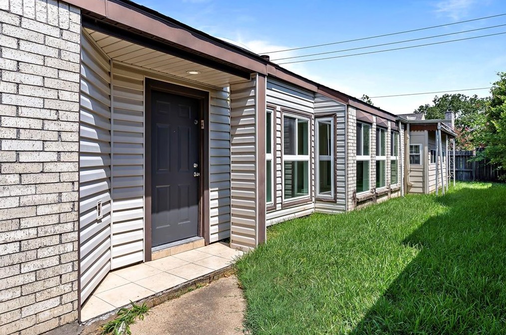 8030 Cobblefield Ln, Houston TX  77071-2034 exterior