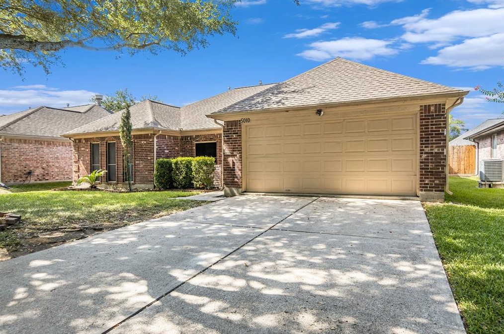 5010 Glenview Dr, Morgans Point, TX 77571