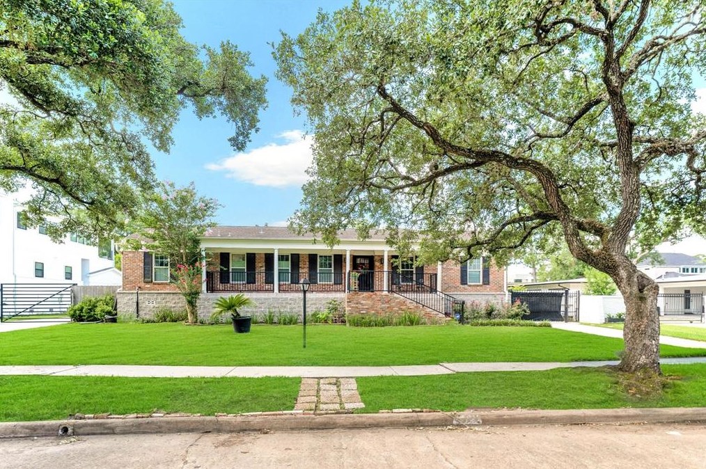 4927 Loch Lomond Dr, Houston, TX 77096-2721