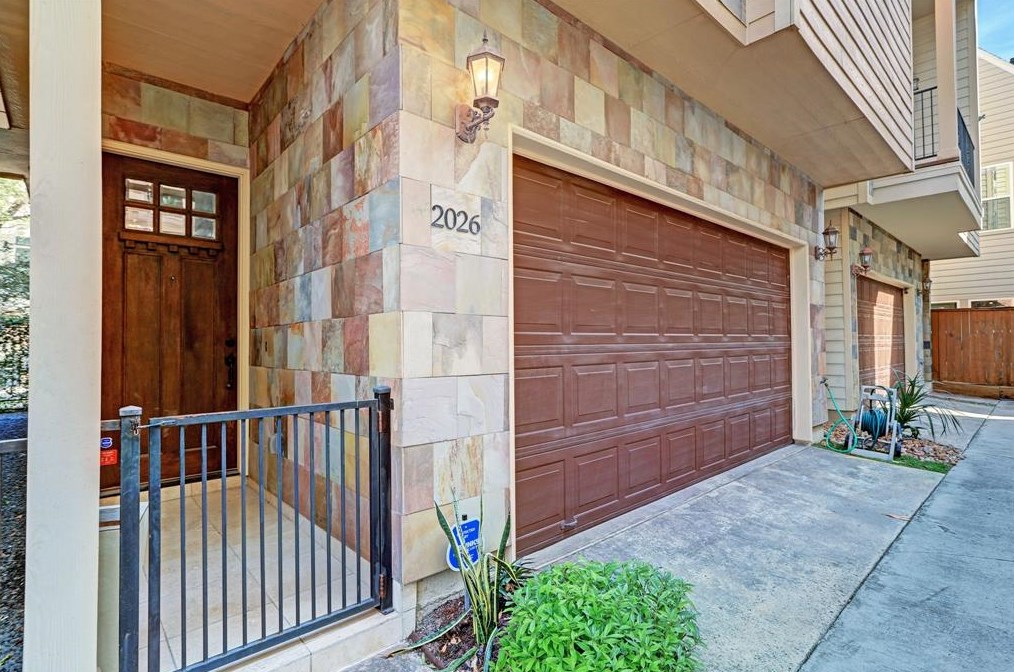 2026 Sabine St, Houston TX  77007-2924 exterior
