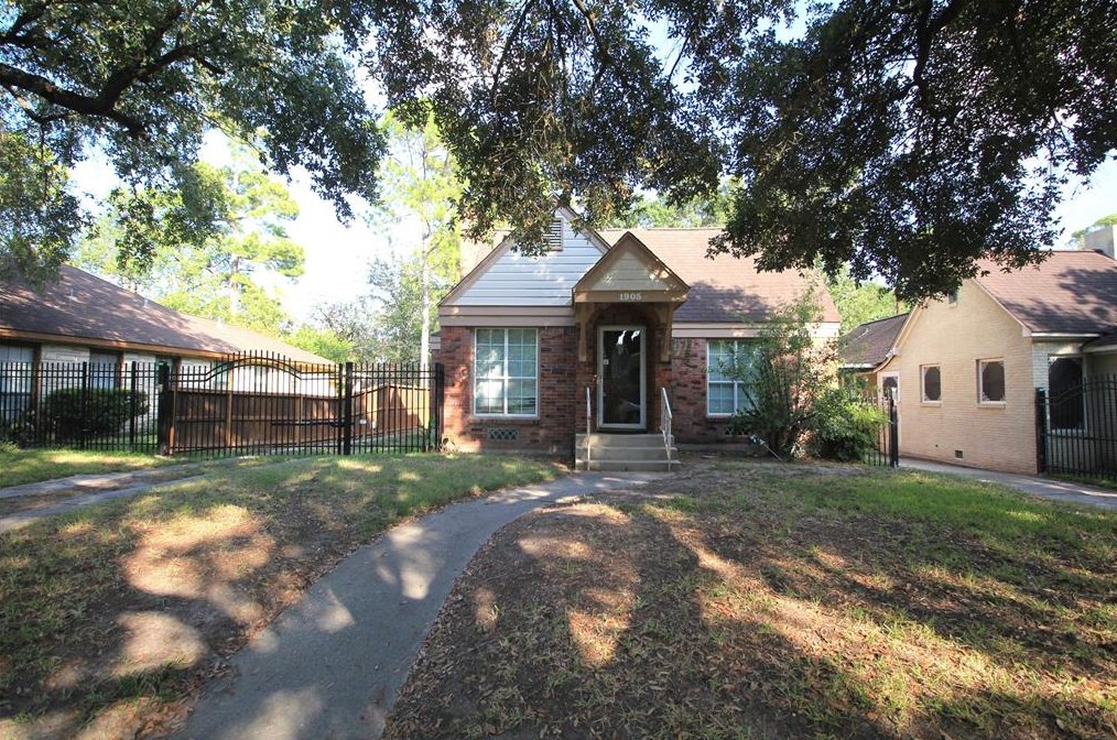 1905 Idylwood Dr, Houston TX  77023-4803 exterior