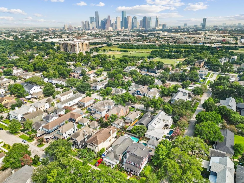 1034 7th St, Houston, TX 77009-7102