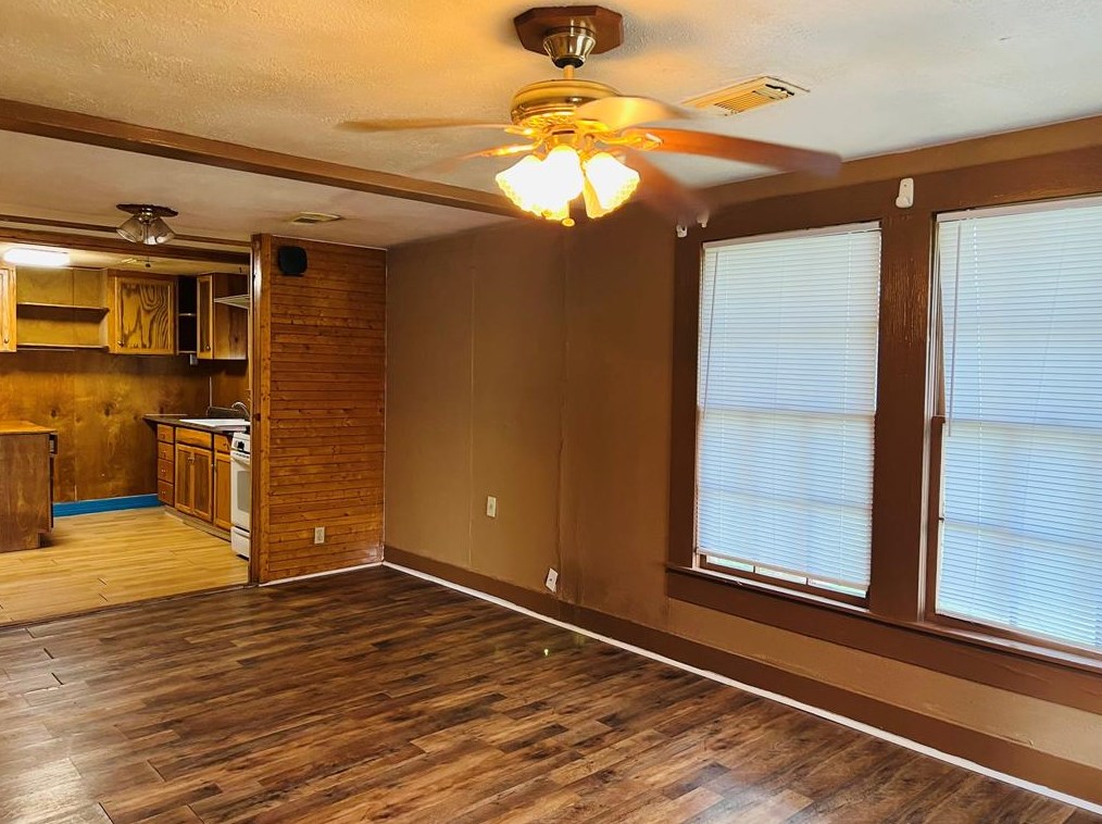 122 W Pecan Ln, Richwood, TX 77531