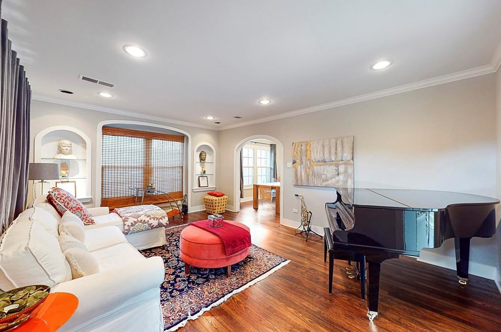 2108 White Oak Dr, Houston, TX 77009