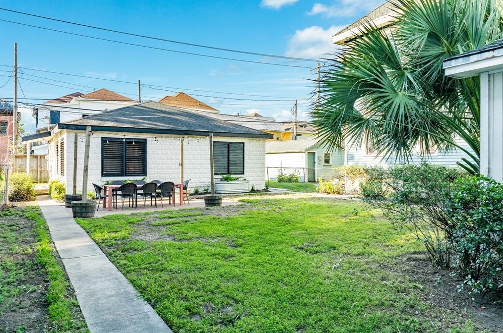 1609 Market St, Galveston, TX 77550