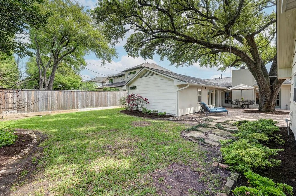 6236 Terwilliger Way, Houston TX  77056-2607 exterior