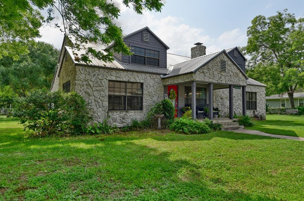 232 Luther Ln, Carmine, TX 78932-5019