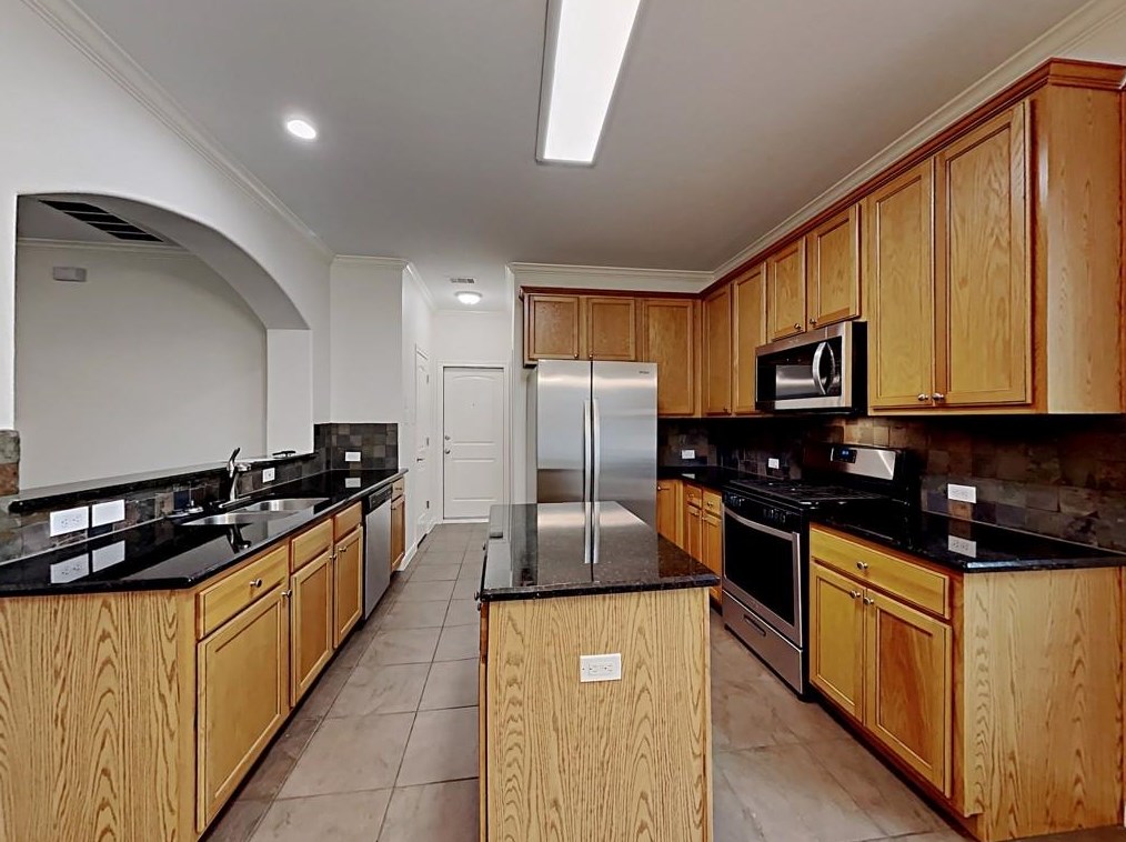 921 Summer Wood Blvd, Conroe, TX 77303