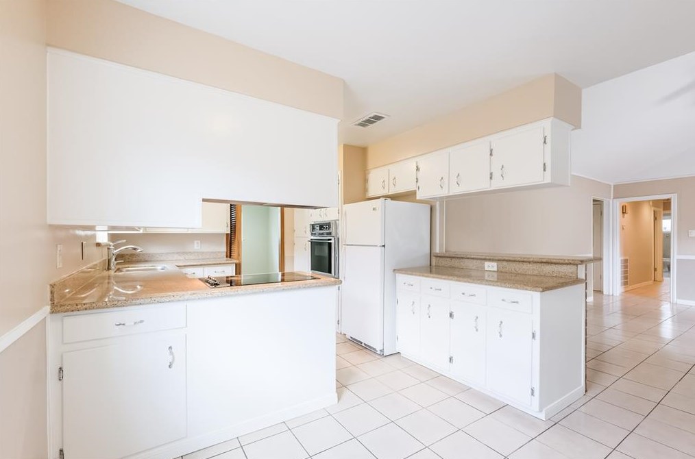 9010 Mullins Dr, Houston TX  77096-2943 exterior