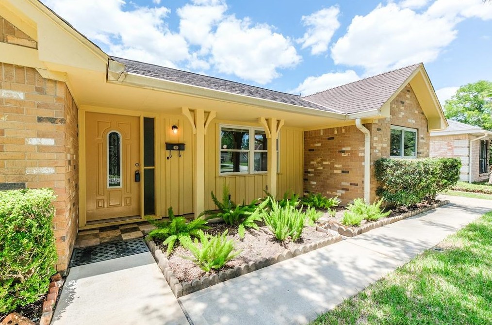 9010 Mullins Dr, Houston, TX 77096-2943