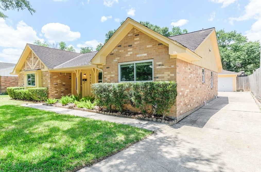 9010 Mullins Dr, Houston TX  77096-2943 exterior