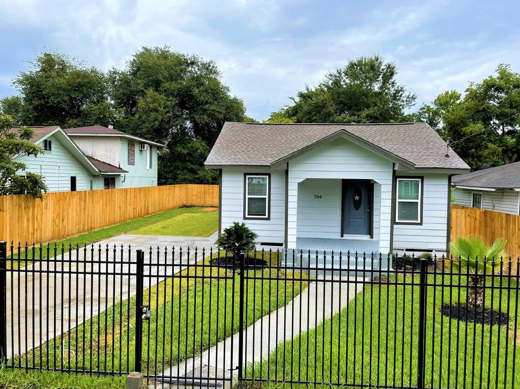 704 Adoue St, Baytown TX  77520-8007 exterior