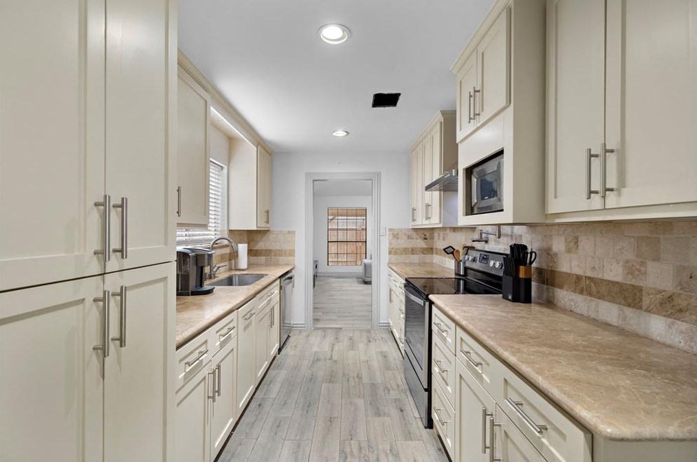 1007 Frst Home Dr, Houston TX  77077-1812 exterior