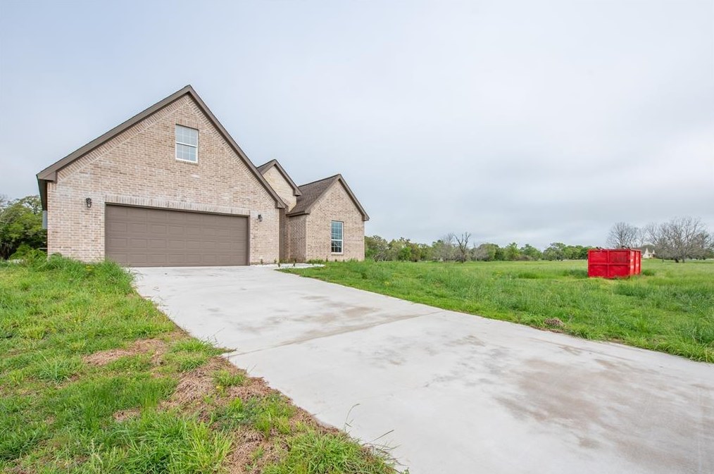 632 Mill Rd, Angleton, TX 77515-9246