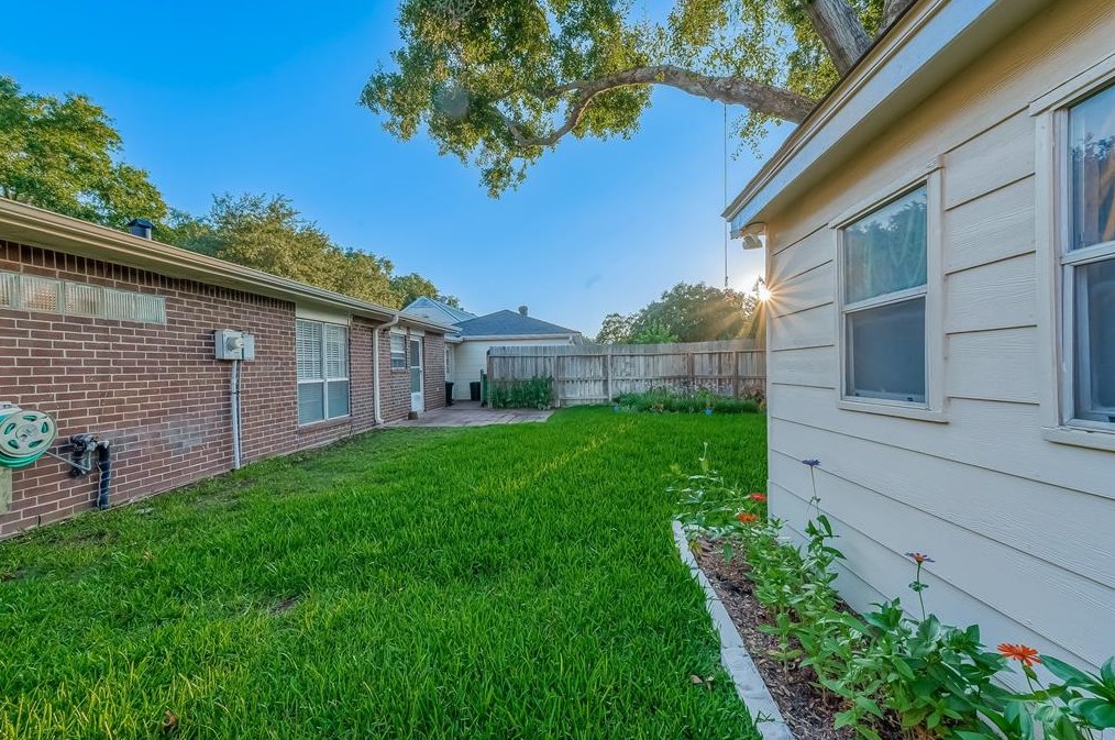 20518 Manette Dr, Katy TX  77450-2014 exterior