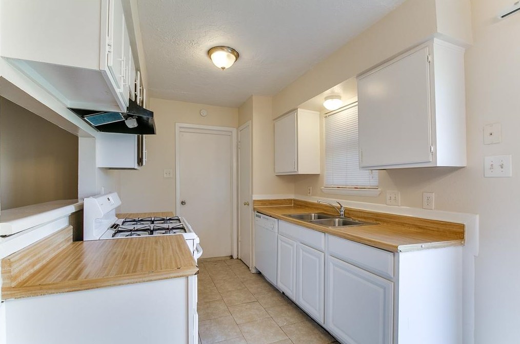 4010 Oakside Dr, Houston TX  77053-1433 exterior