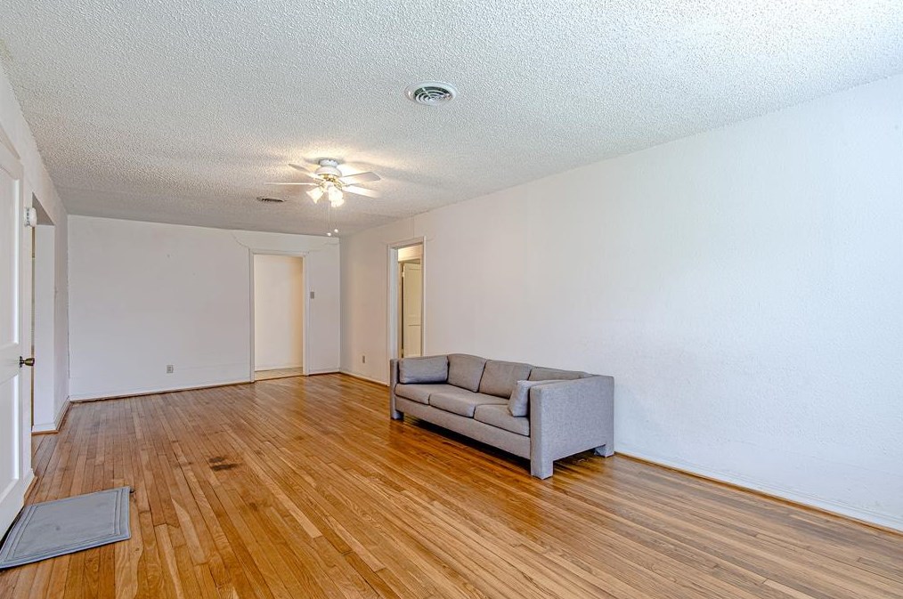 4714 Tamarisk St, Bellaire, TX 77401-2820