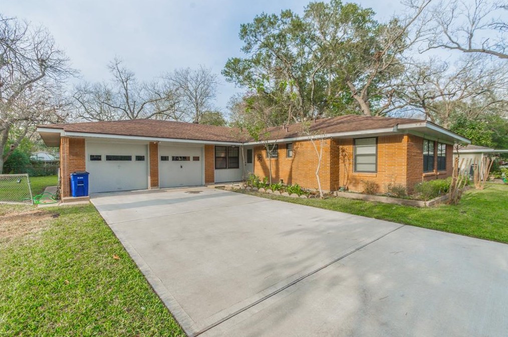 402 Avondale St, League City, TX 77573