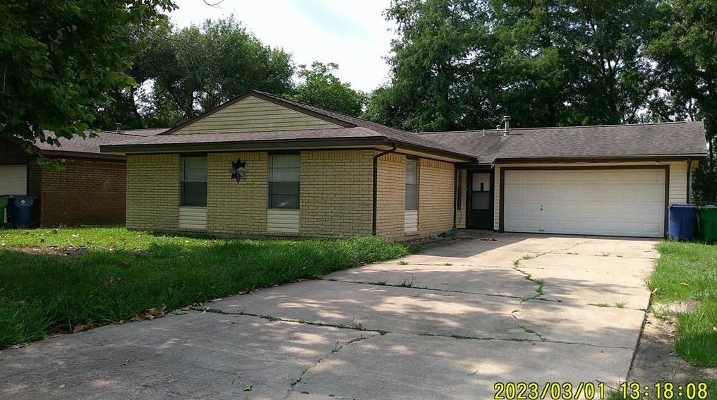 704 Plantation Dr, Angleton, TX 77515-3326