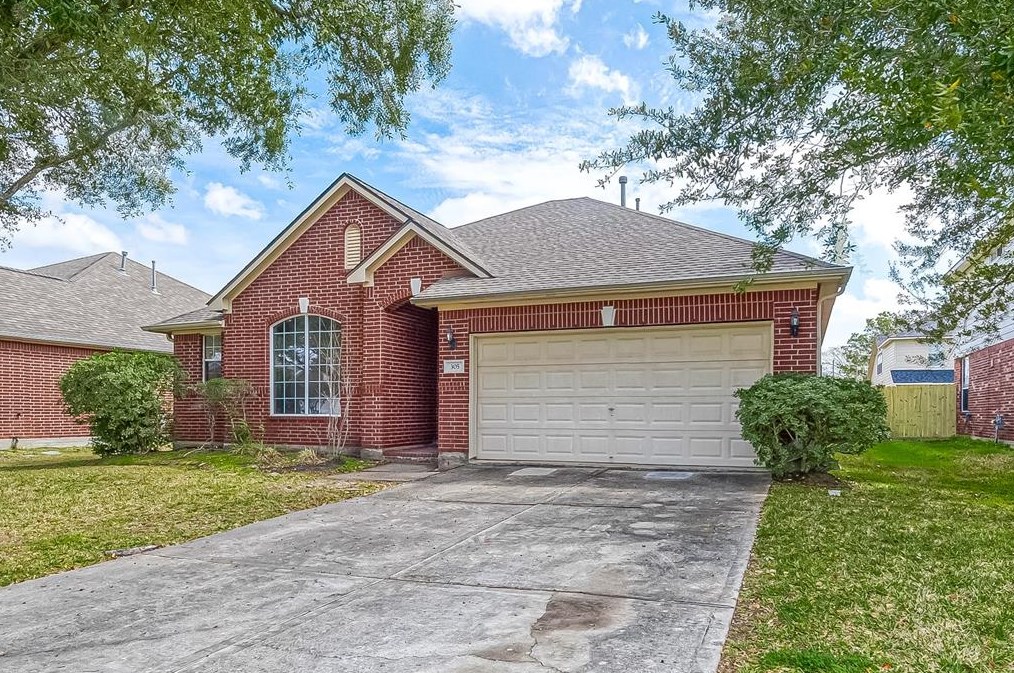 305 Lark Hollow Ln, League City, TX 77573