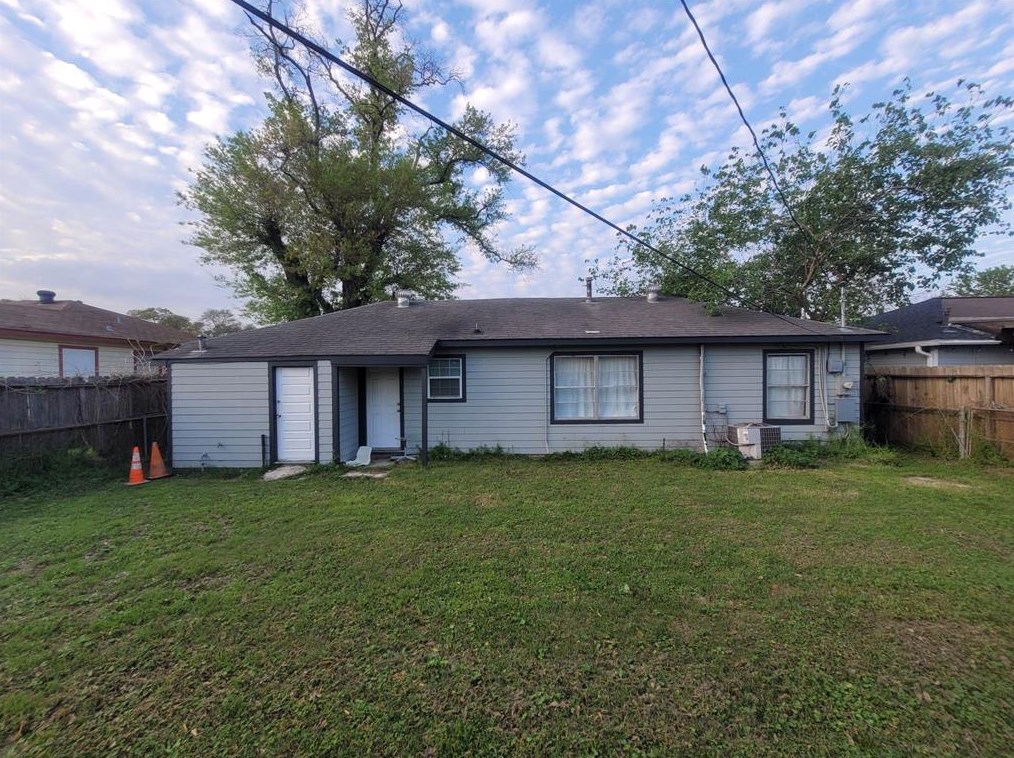 310 Charles Rd, Houston, TX 77076-2623
