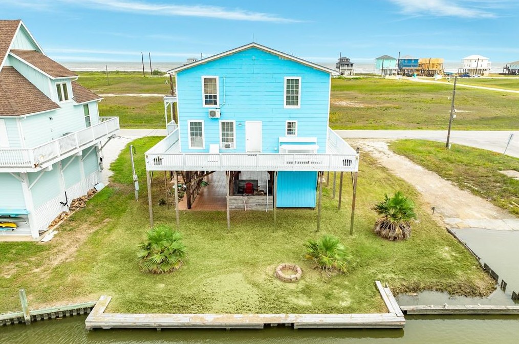 8015 Canal Dr, Jones Creek, TX 77541