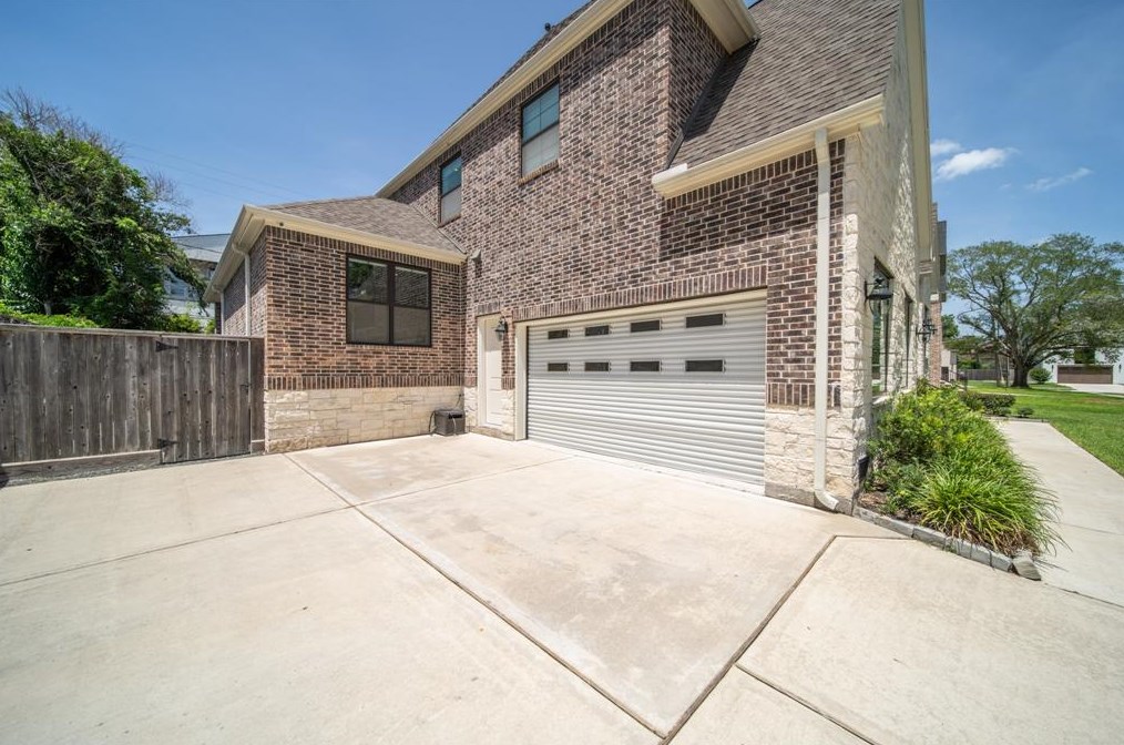 4910 Loch Lomond Dr, Houston TX  77096-2722 exterior