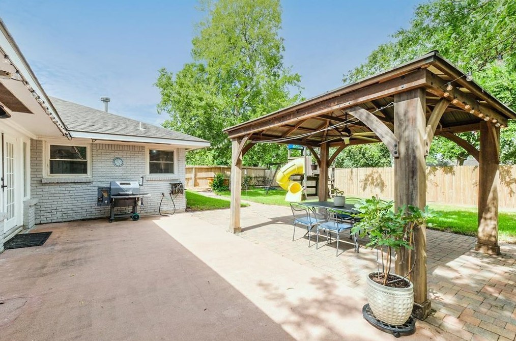 4862 Creekbend Dr, Houston TX  77035-4932 exterior
