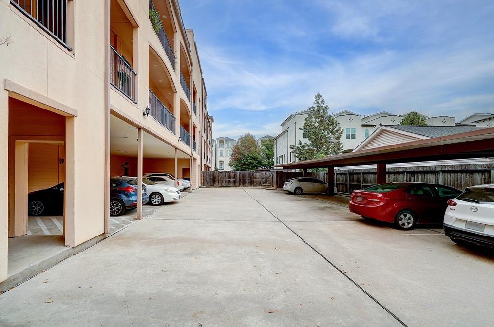 802 Jackson Hill St Apt 203, Houston, TX 77007