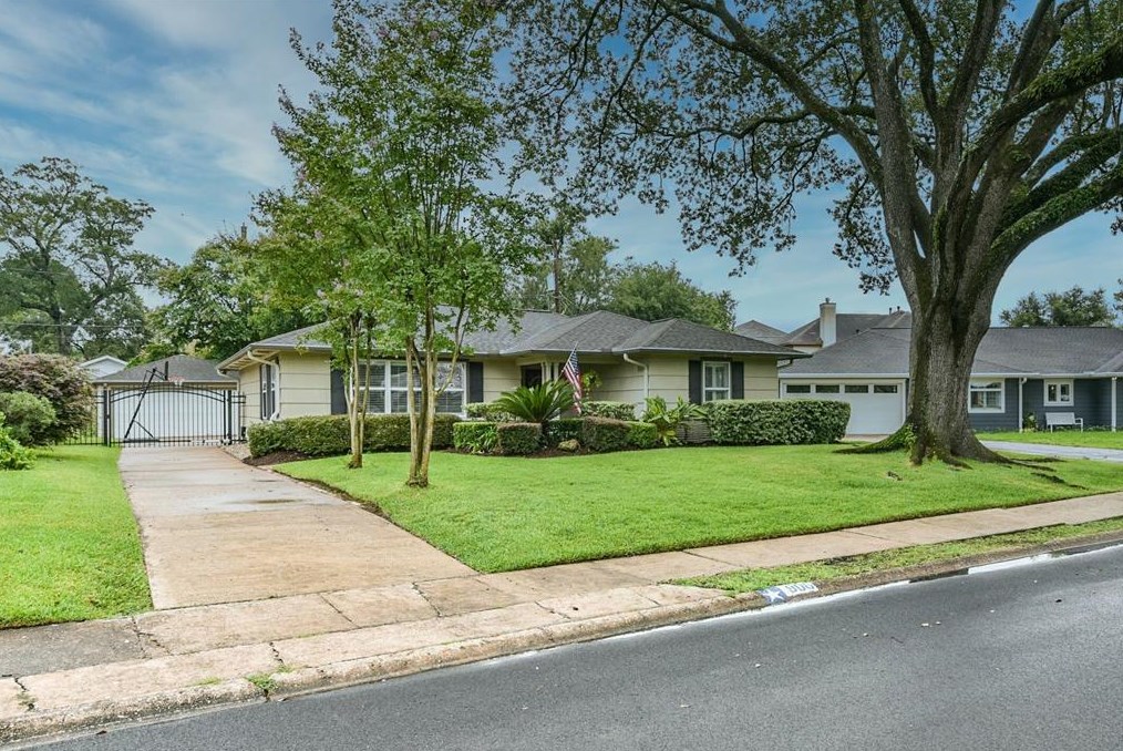 906 Bay Oaks Rd, Houston, TX 77008-6412