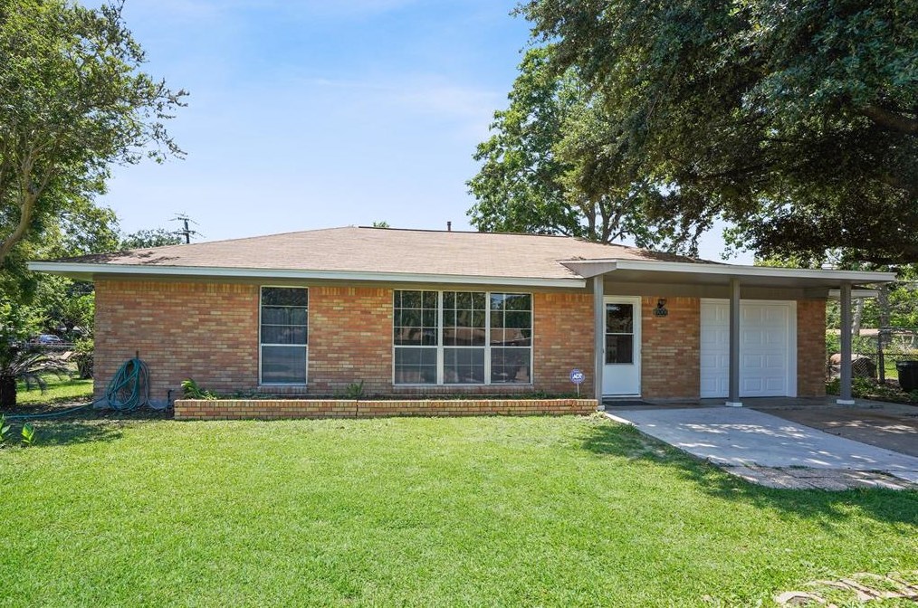 1200 Trenton Ln, Baytown, TX 77520-5429