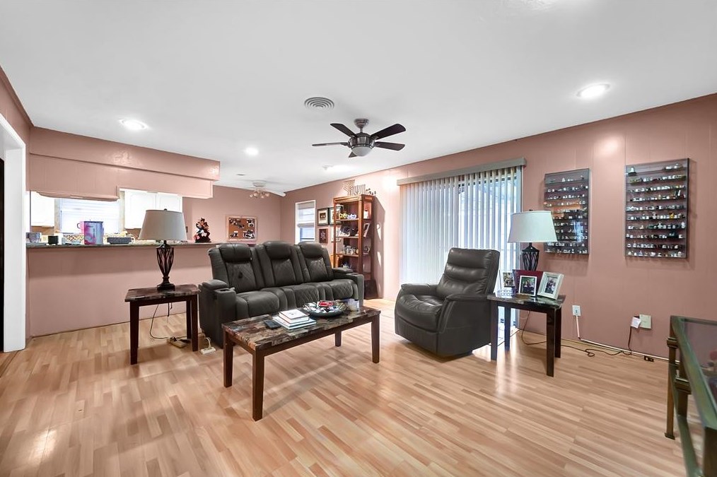 7422 Darnell St, Houston, TX 77074-4418