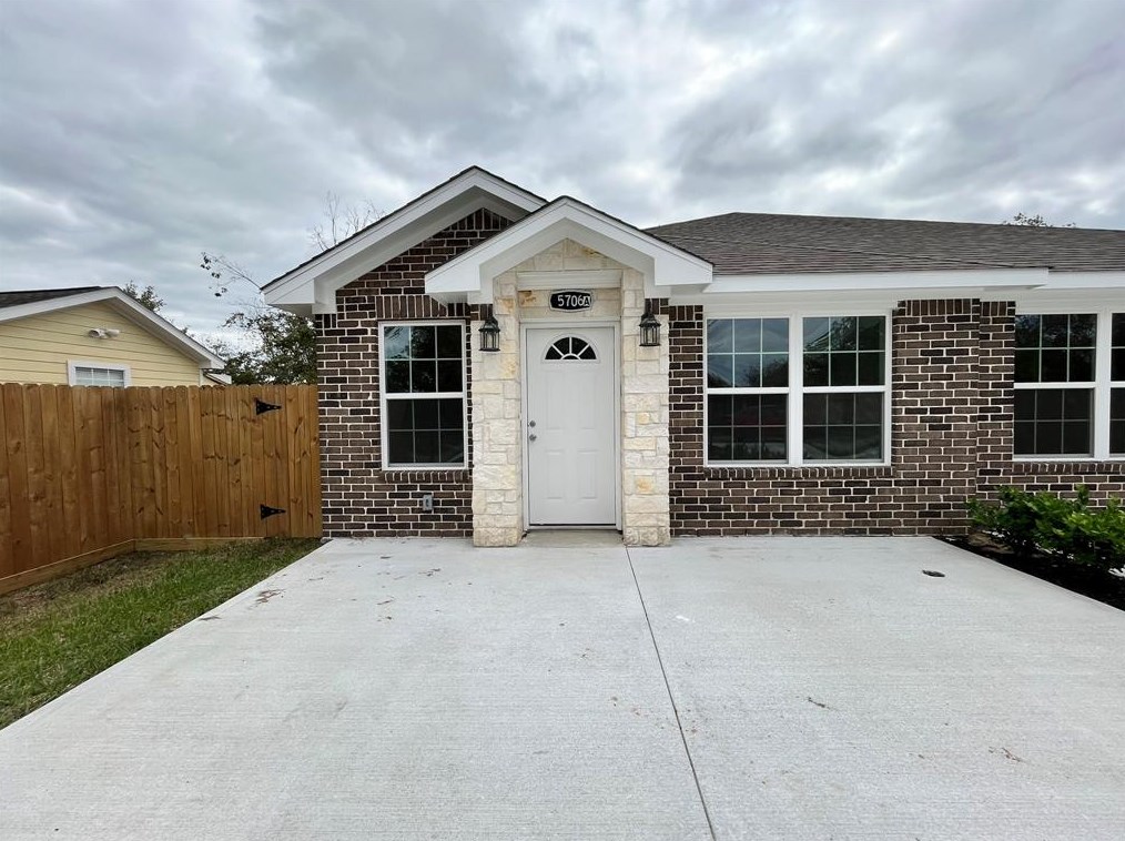 5706 Howell St #b, Houston, TX 77032