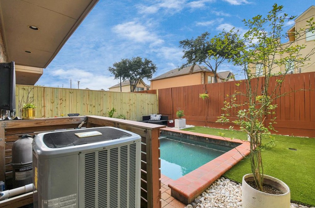 218 Grv St, Houston TX  77020-6027 exterior