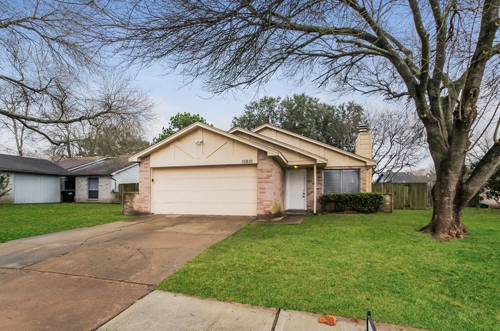 10810 Lakewood Oaks Dr, Sugar Land, TX 77498