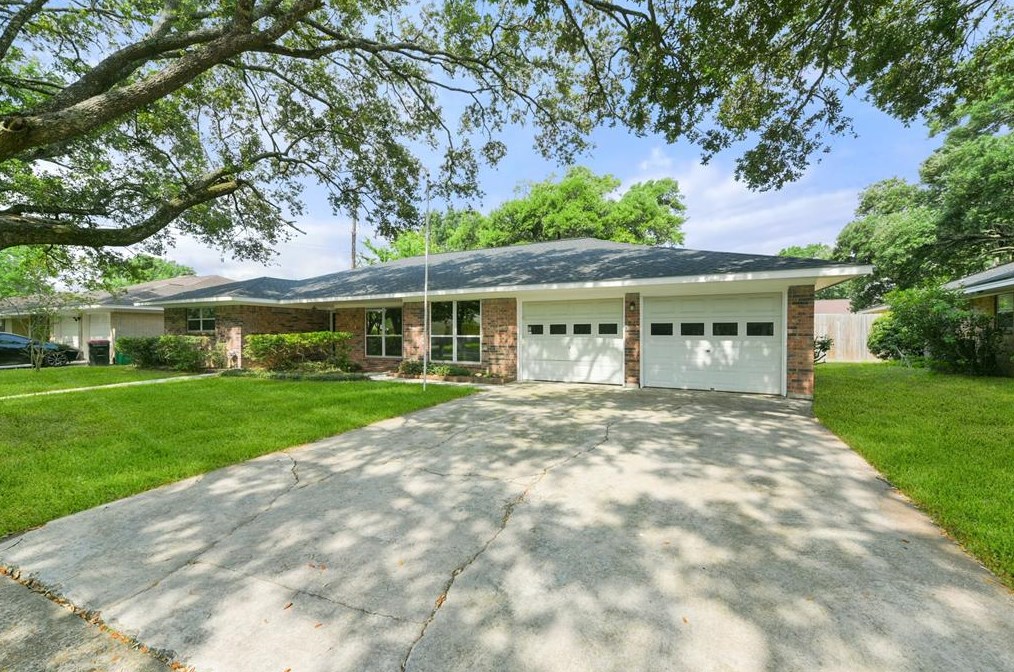 2304 Eaves Dr, Baytown, TX 77520-3512