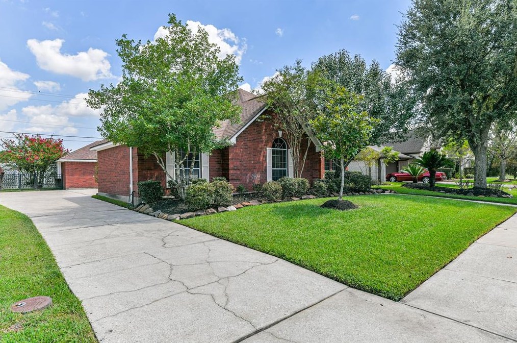 202 Oak Creek Dr, League City, TX 77573
