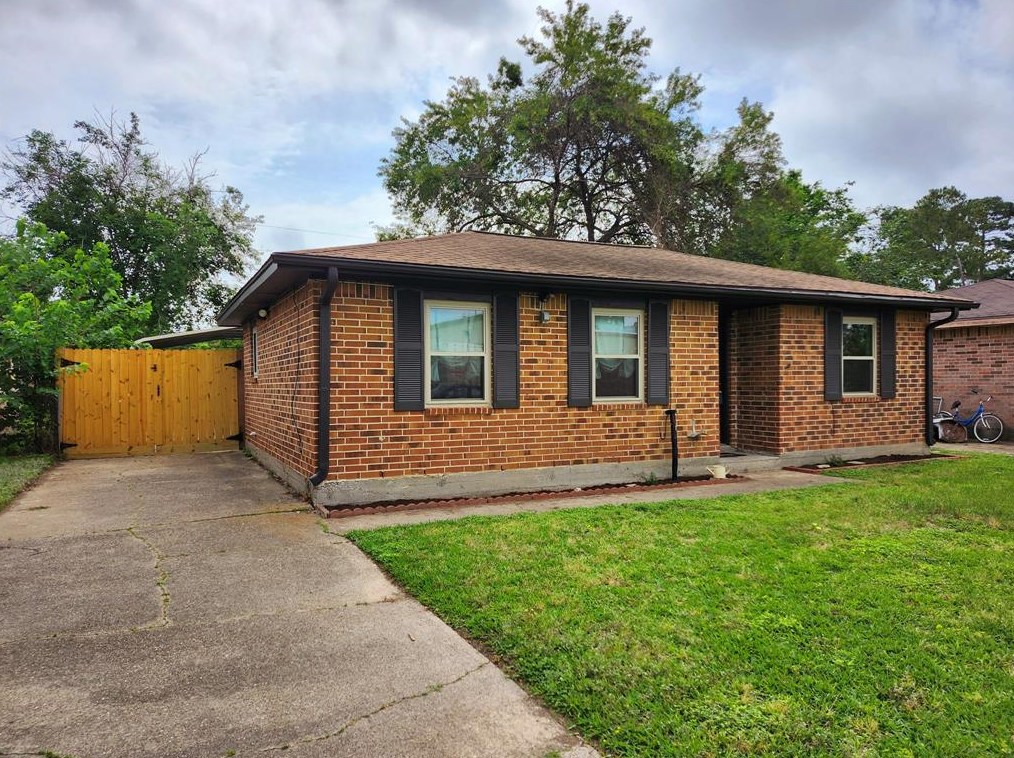 4821 Cedar St, Taylor Lake Village, TX 77586