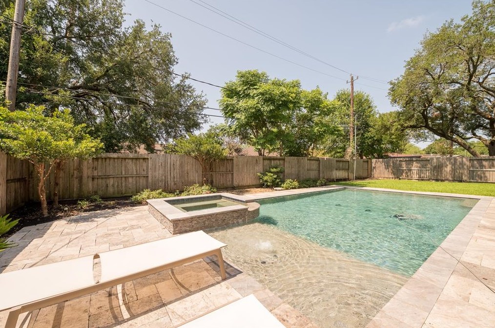 4011 Martinshire Dr, Houston, TX 77025