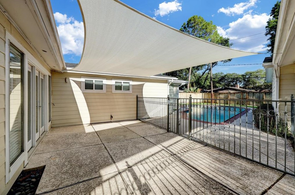 5331 Yarwell Dr, Houston TX  77096-5329 exterior