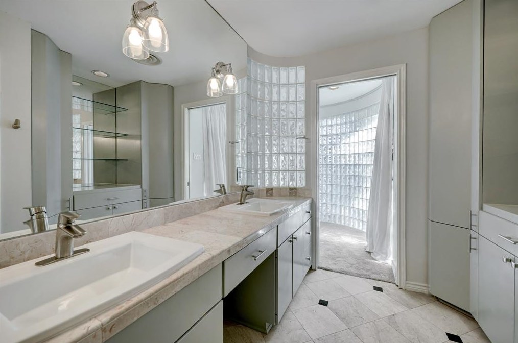 5331 Yarwell Dr, Houston TX  77096-5329 exterior