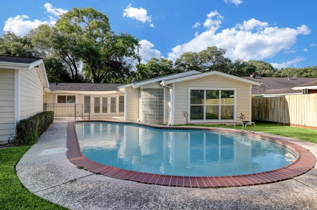 5331 Yarwell Dr, Houston TX  77096-5329 exterior