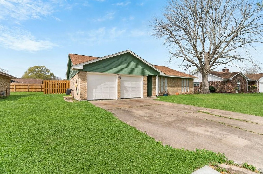 59 Blue Bell Ct, Richwood, TX 77566