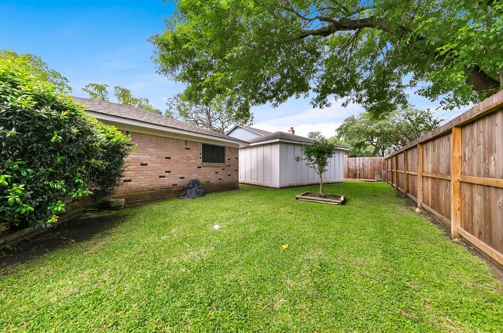 9726 Springmont Dr, Houston TX  77080-1440 exterior