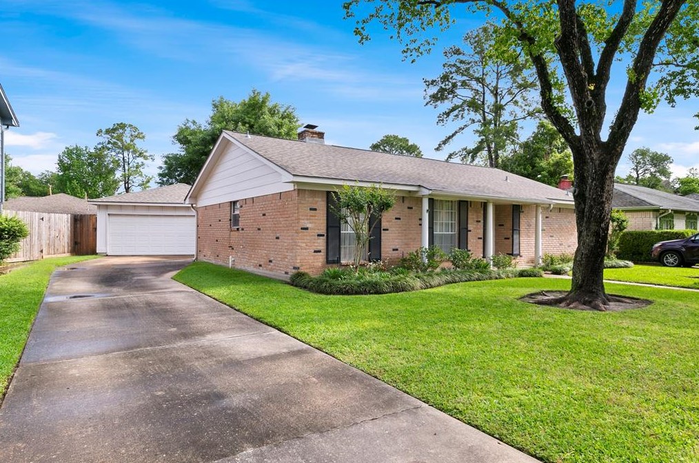 9726 Springmont Dr, Houston, TX 77080-1240